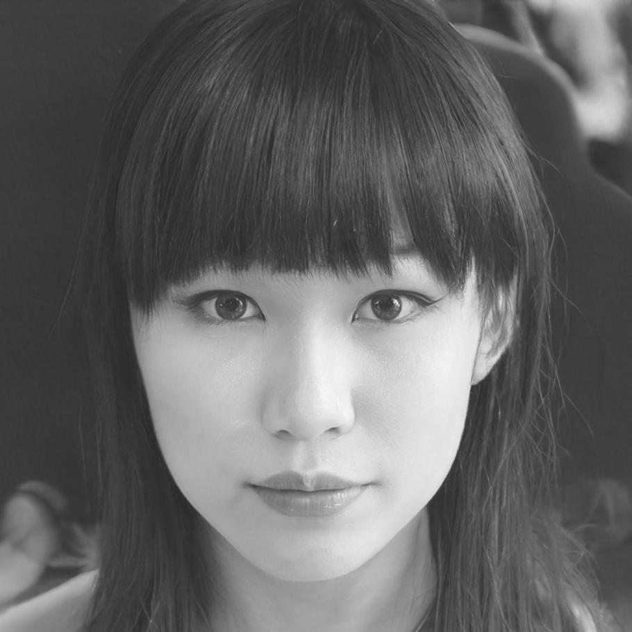 Kundenberaterin für individuelle Fragen zur Budgetanalyse