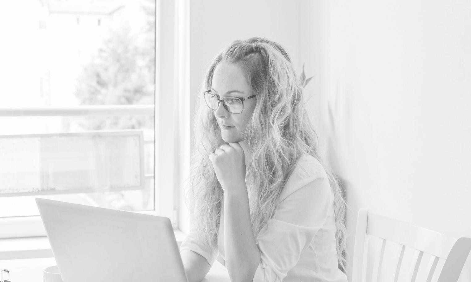 Moderne Büroumgebung mit professioneller Arbeitsatmosphäre