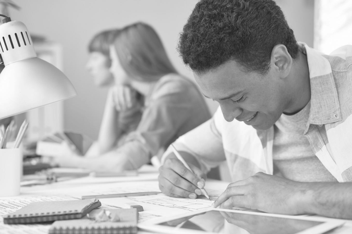 Professioneller Arbeitsplatz mit Finanzanalysen und modernen Tools