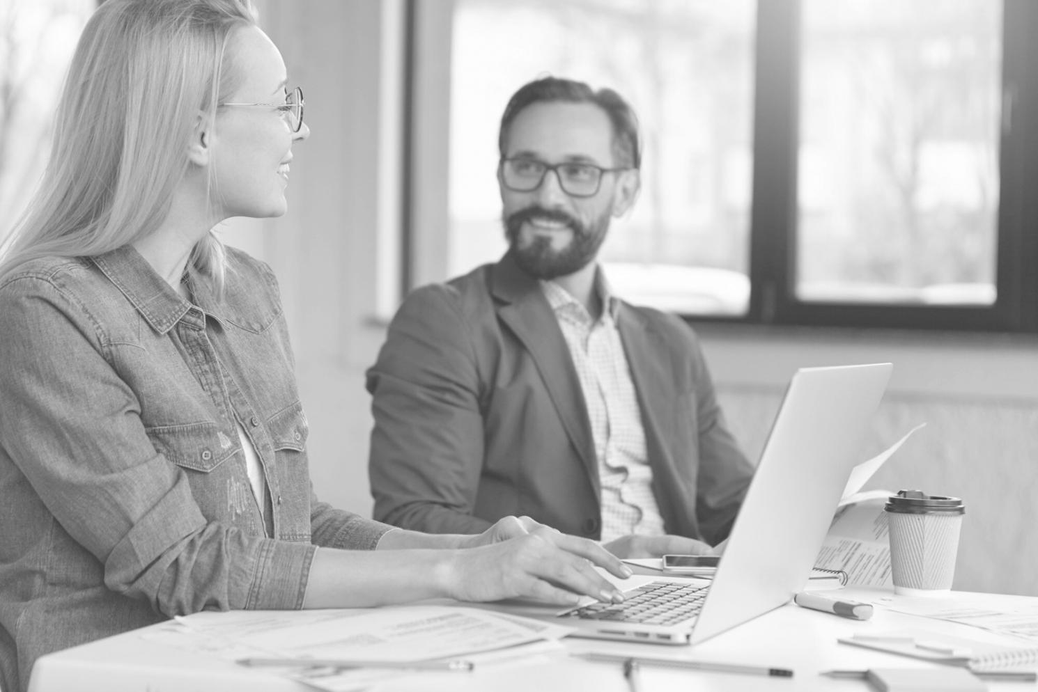 Detaillierte Finanzanalyse mit Diagrammen und Berechnungen