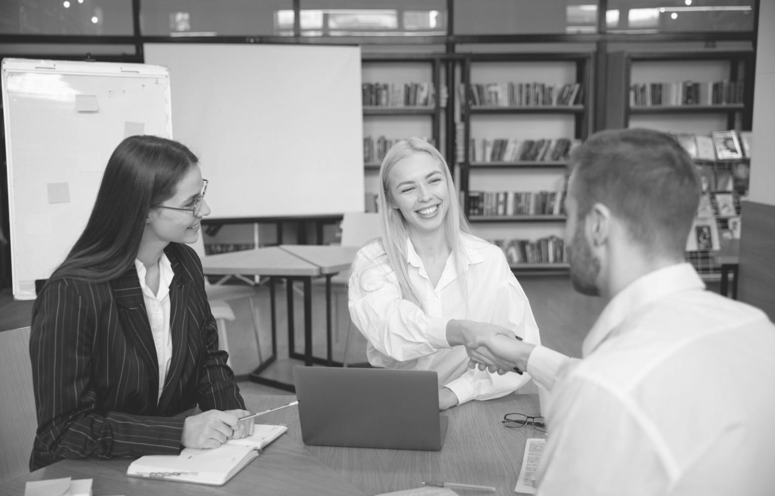 Professionelle Beratungssituation mit Finanzunterlagen